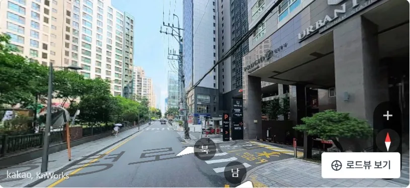 [현장 로드뷰] 서울특별시 서초구 서초동 1337-3 외 2필지 강남역푸르지오시티 제3층 제304호 진입로 및 가로변 전경 (자료: 로드뷰)