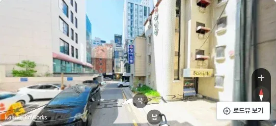 [현장 로드뷰] 서울특별시 강남구 논현동 242-45 논현더라움 제3층 제303호 진입로 및 가로변 전경 (자료: 로드뷰)